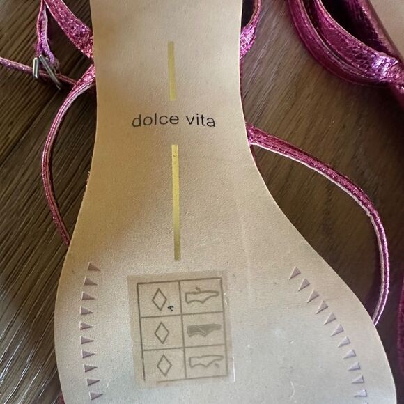 DOLCE VITA Baylor Square Toe Block Heel Thong Sandals In Magenta Crackle - Picture 11 of 13